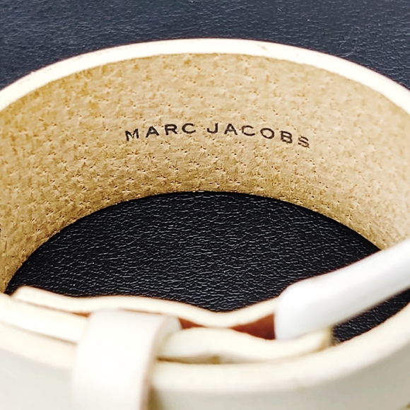 Marc Jacobs Unisex Wide White Leather Buckle Bracelet - Picture 4 of 4
